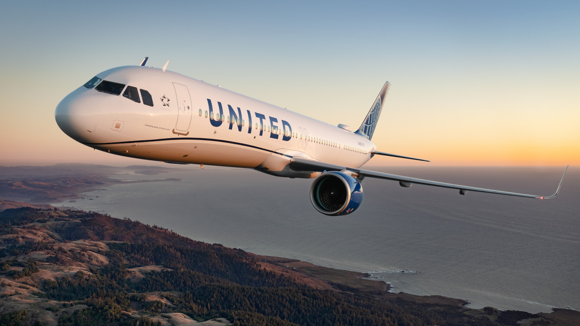 A United Airlines airplane in flight / How United Airlines Provides Seamless Travel Experiences for Film and TV Productions