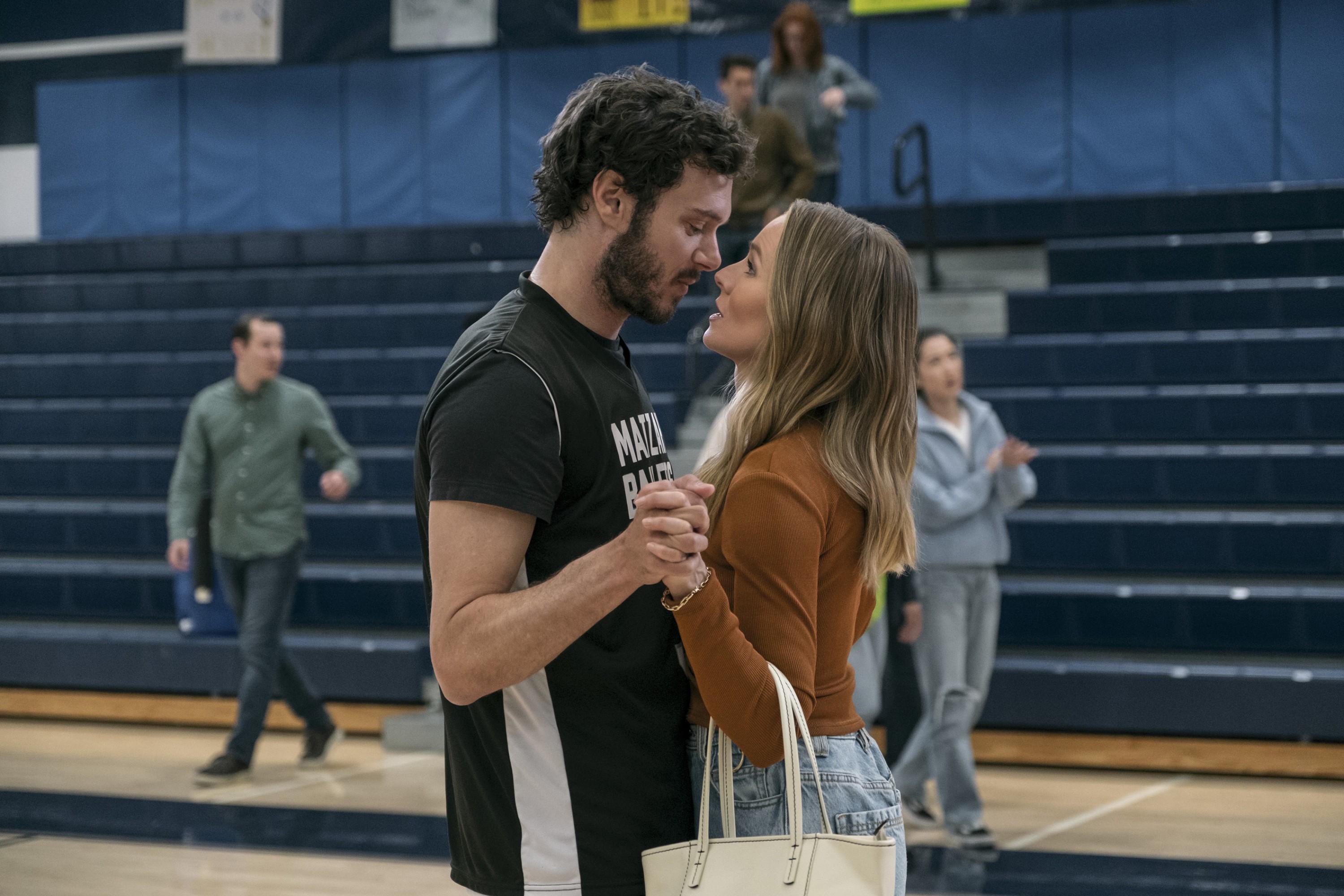 NOBODY WANTS THIS, from left: Adam Brody, Kristen Bell, 'WAGS', (Season 1, Ep. 107, aired Sept. 26, 2024). photo: Adam Rose / ©Netflix / Courtesy Everett Collection