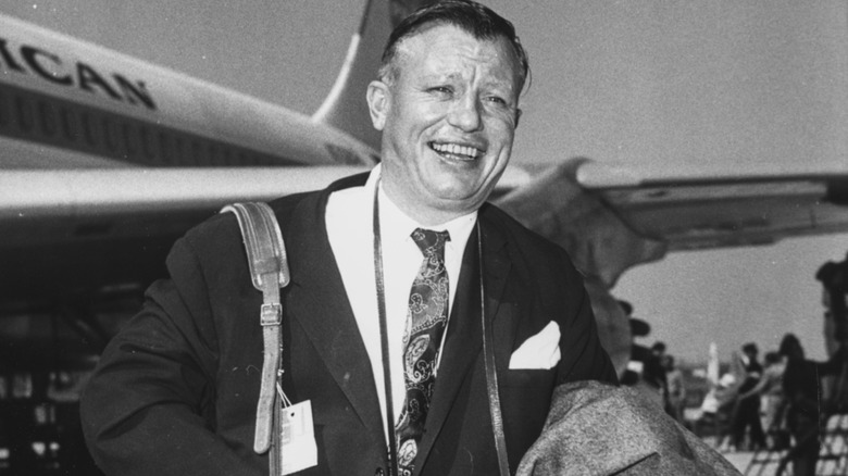 Harold Russell arriving for a 1954 conference