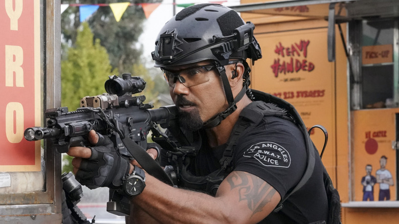Hondo points a gun in "S.W.A.T."