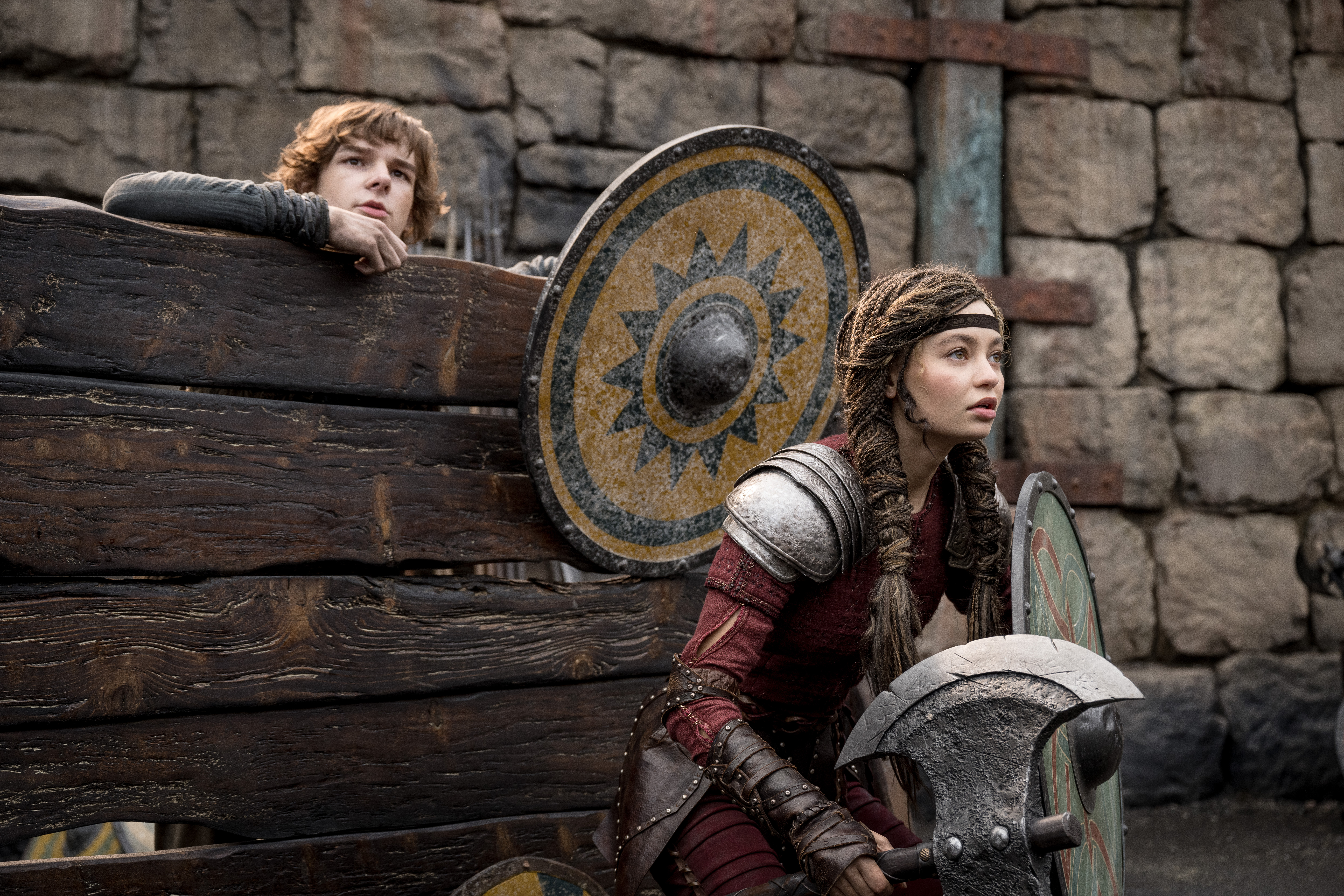 (from left) Hiccup (Mason Thames) and Astrid (Nico Parker) in Universal Pictures’ live-action How to Train Your Dragon, written and directed by Dean DeBlois.
