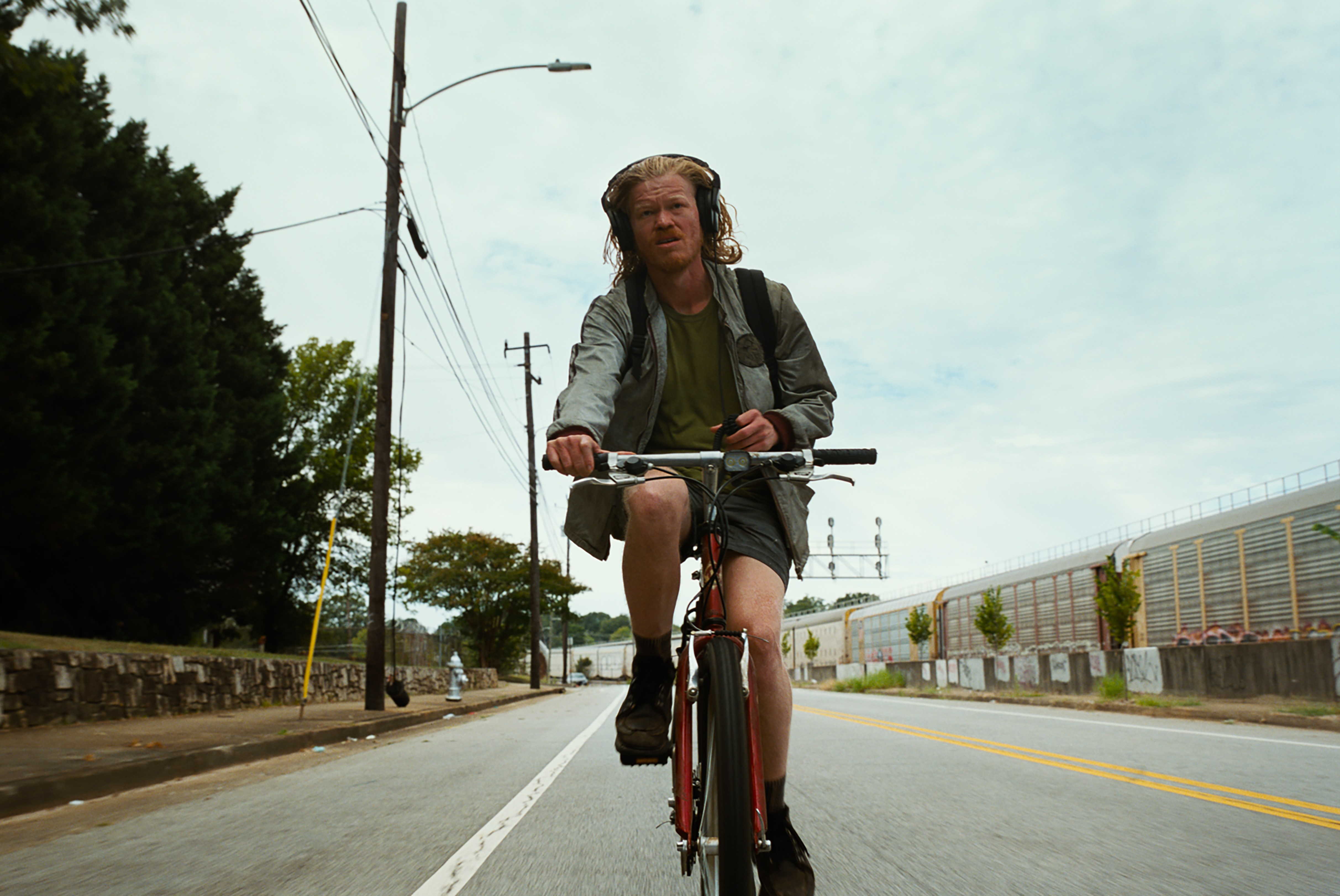 Jesse Plemons stars as Teddy Gatz in director Yorgos Lanthimos' BUGONIA, a Focus Features release. Credit: Courtesy of Focus Features © 2025 All Rights Reserved.