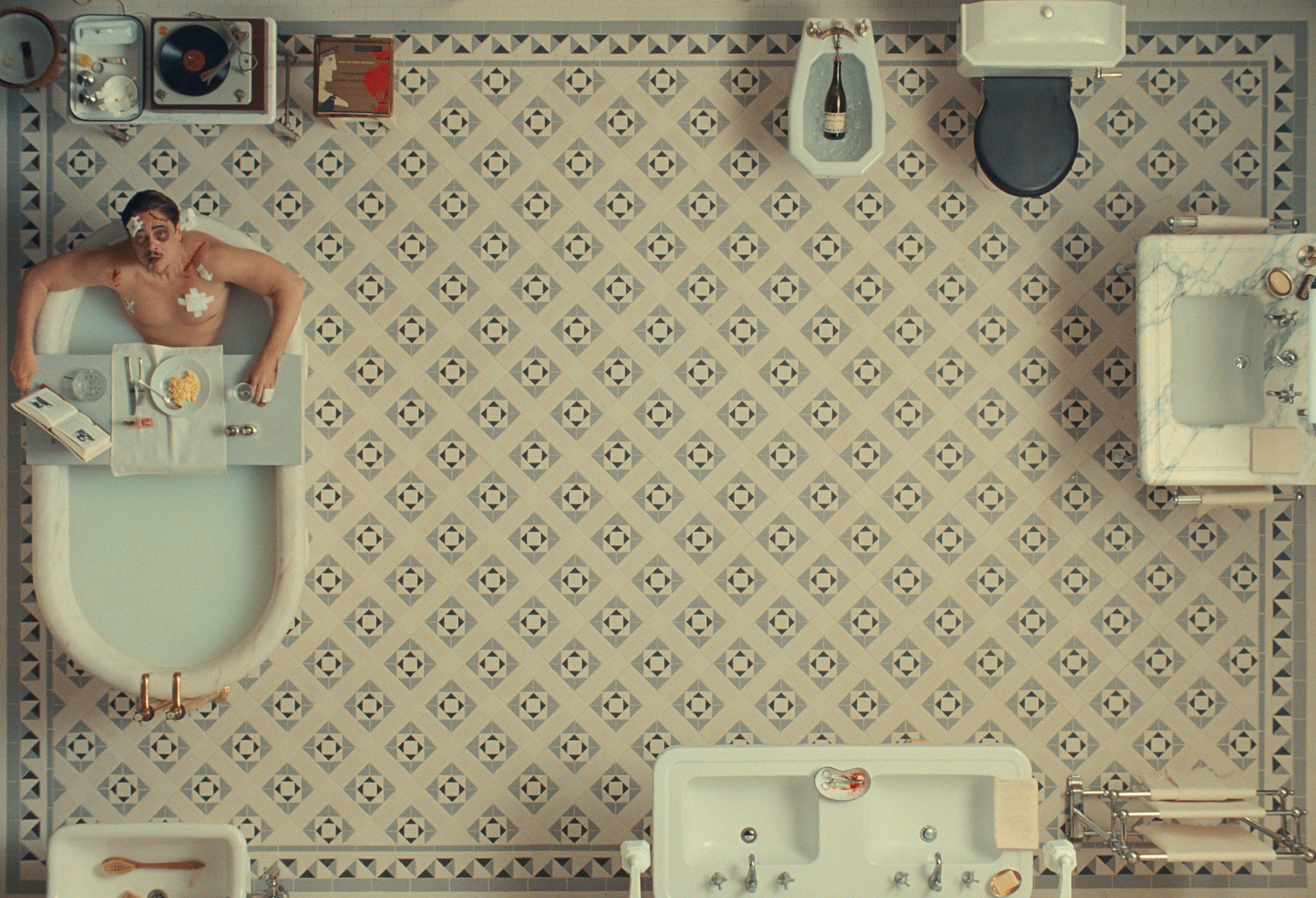 Benicio Del Toro stars as Zsa-Zsa Korda in director Wes Anderson's THE PHOENICIAN SCHEME, a Focus Features release. Credit: Courtesy of TPS Productions/Focus Features © 2025 All Rights Reserved.