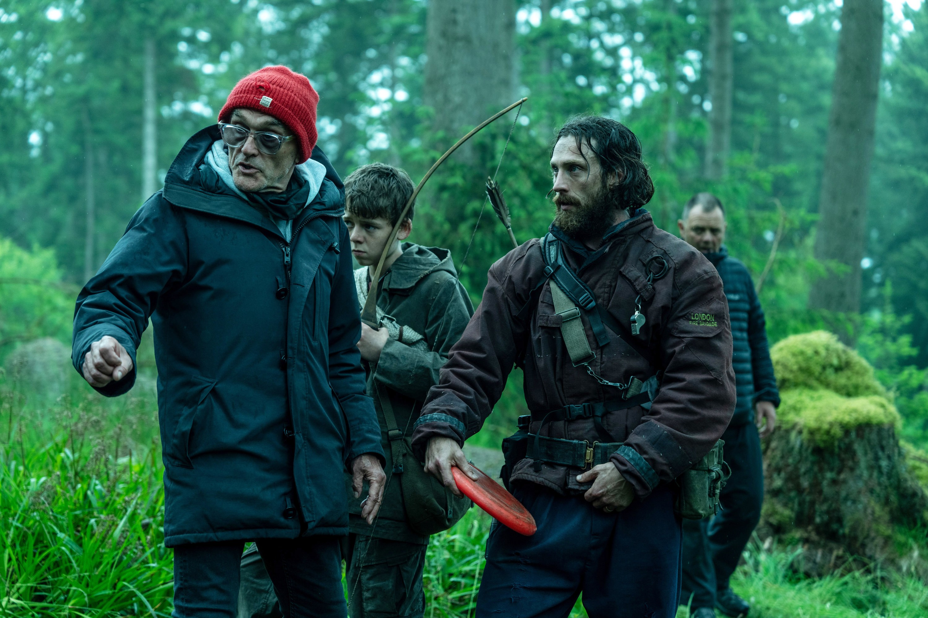 28 YEARS LATER, from left: director Danny Boyle, Alfie Williams, Aaron Taylor-Johnson, on set, 2025. ph: Miya Mizuno / © Columbia Pictures / courtesy Everett Collection