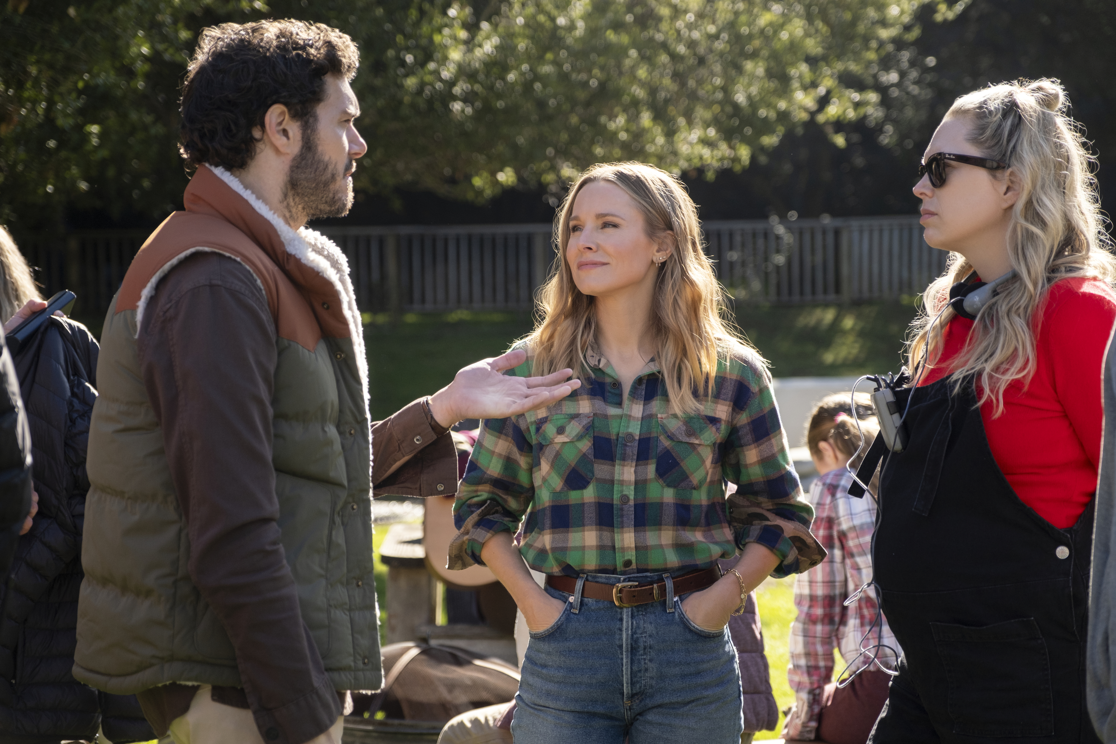 Nobody Wants This. (L to R) Adam Brody as Noah, Kristen Bell as Joanne, Executive Producer Erin Foster in episode 105 of Nobody Wants This. Cr. Adam Rose/Netflix © 2024