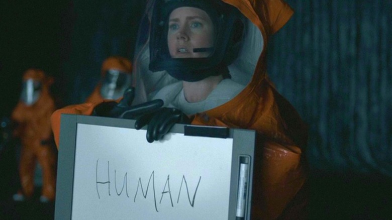 Louise Banks talks to the aliens