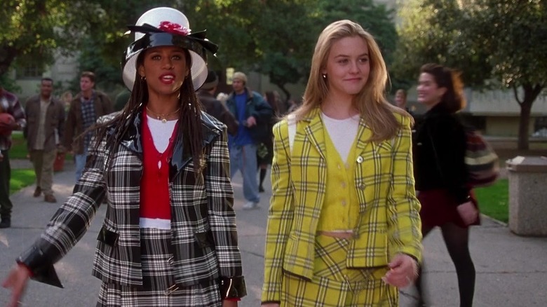 Best friends Dionne (Stacey Dash) and Cher (Alicia Silverstone) walking the quad and talking