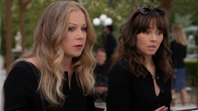 Jan and Judy talking at a funeral in "Dead to Me" (2019-2022)