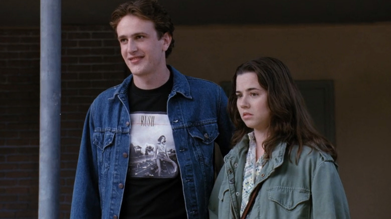 Nick and Lindsey looking at something confused on Freaks & Geeks