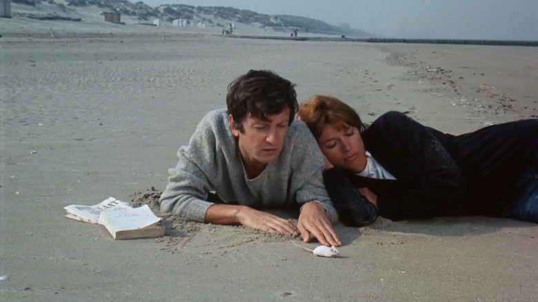 Claude and Catrine look at a mouse on the beach in "Je t'aime, Je t'aime" (1968)