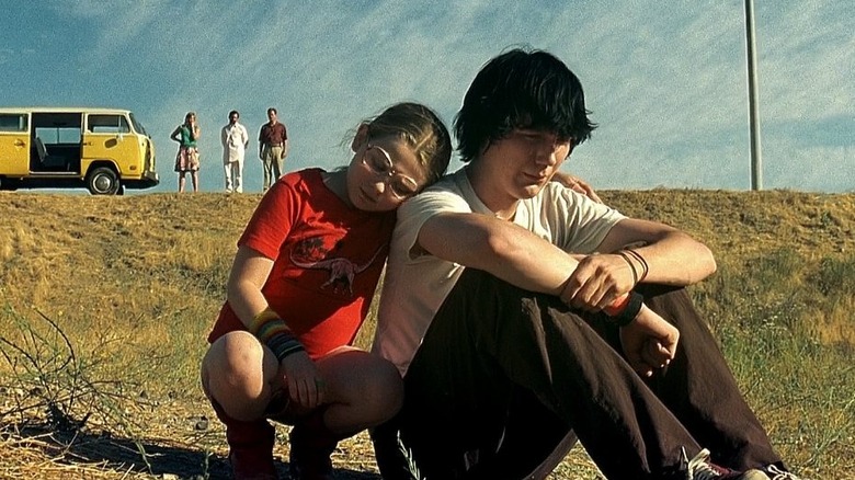 Olive (Abigail Breslin) comforting her brother, Dwayne (Paul Dano) as their parents and uncle look on from the foreground