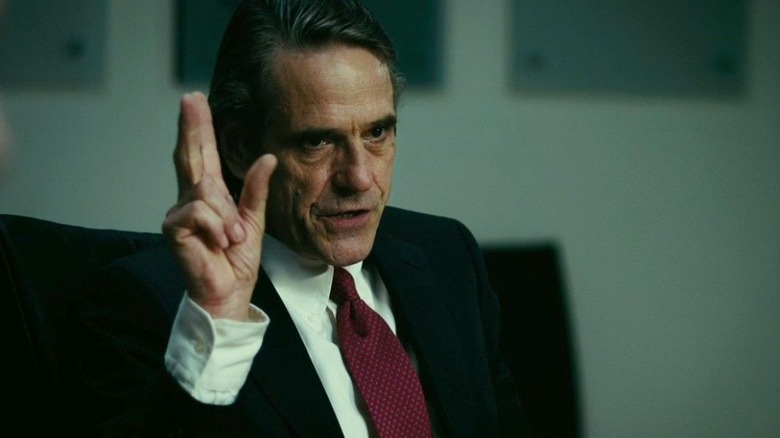John gestures as he talks in Margin Call (2011)