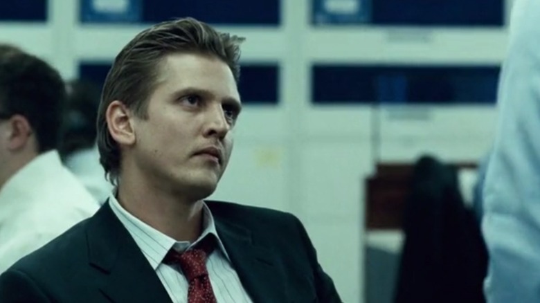 Frank looking up at someone in The 25th Hour (2002)