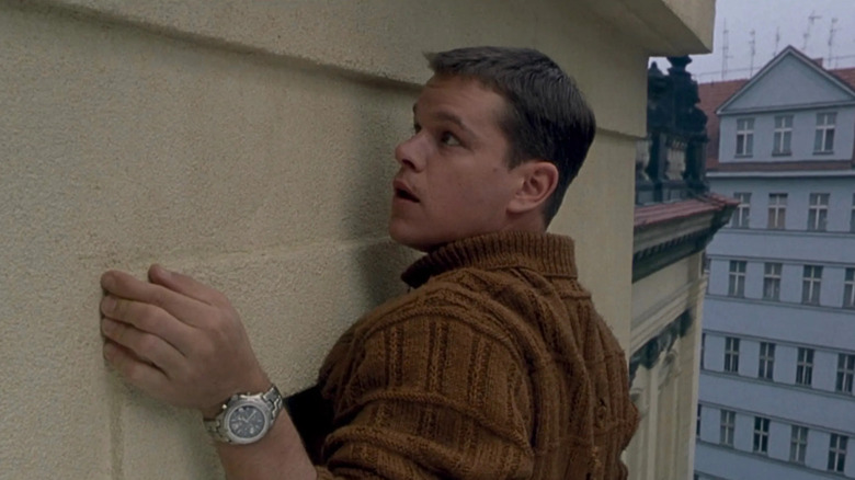 Jason Bourne attempting to scale a building without tools