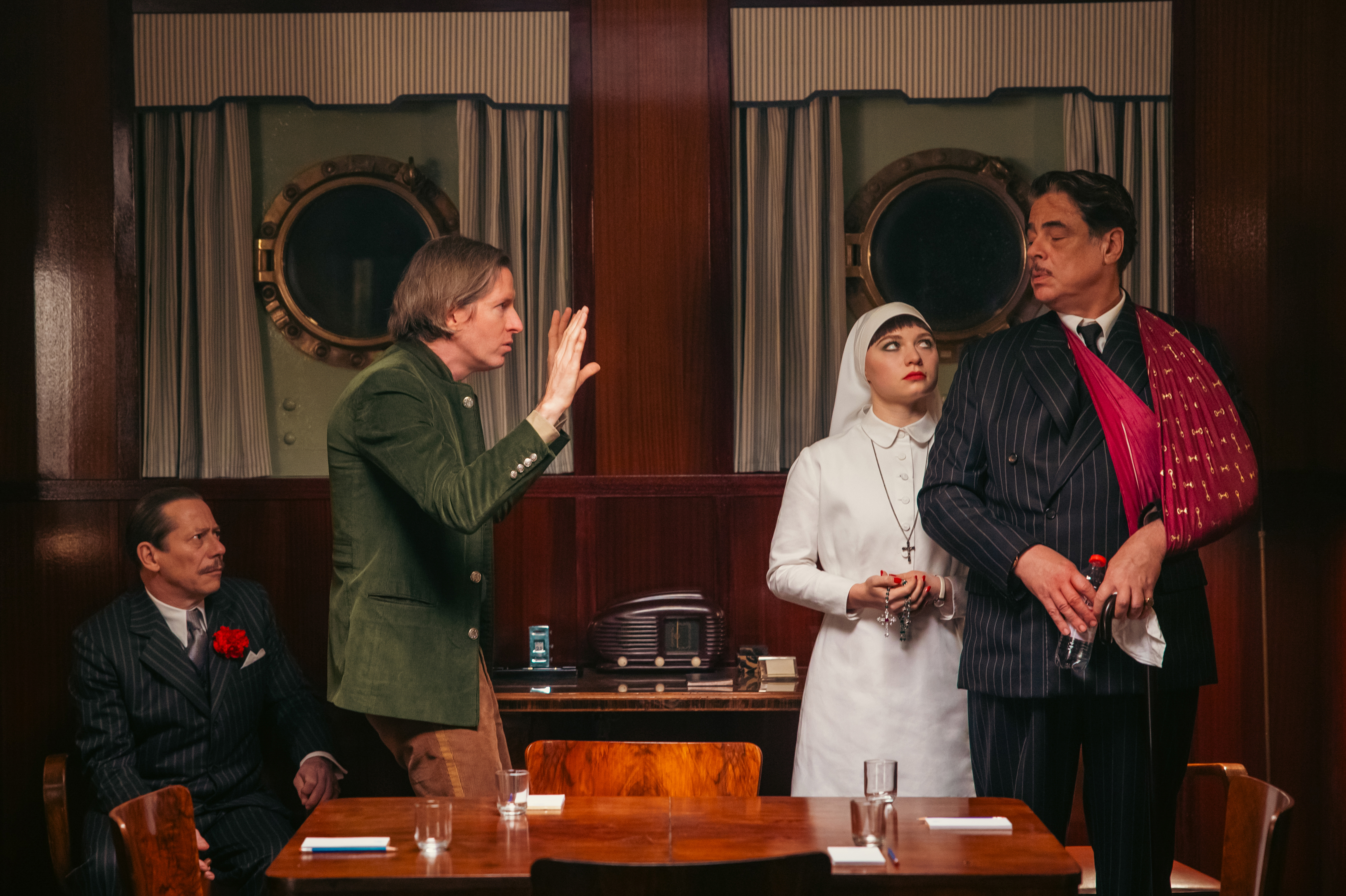 (L to R) Actor Mathieu Amalric, director Wes Anderson, actors Mia Threapleton and Benicio Del Toro during the production of THE PHOENICIAN SCHEME. Credit: Roger Do Minh/TPS Productions/Focus Features © 2025 All Rights Reserved.