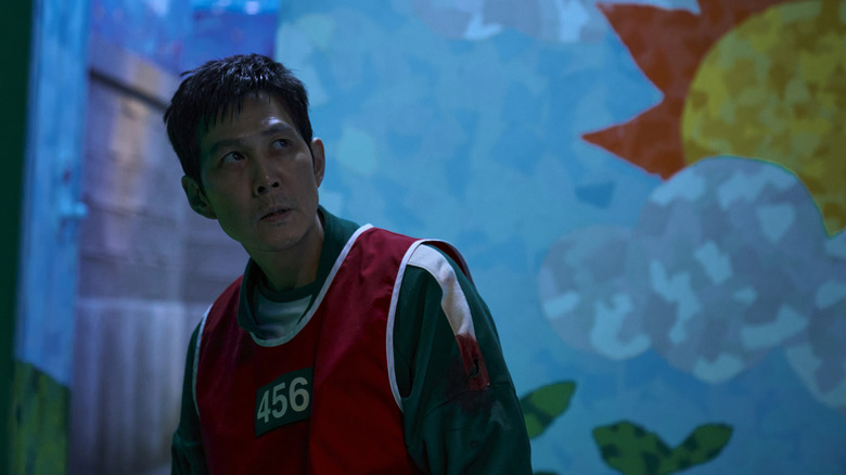 Gi-hun looking over his shoulder