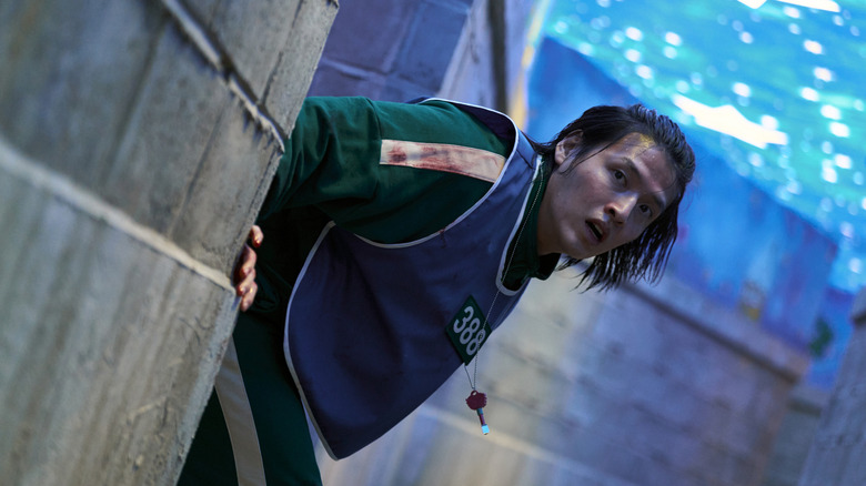 Dae-ho looking around the corner in Squid Game