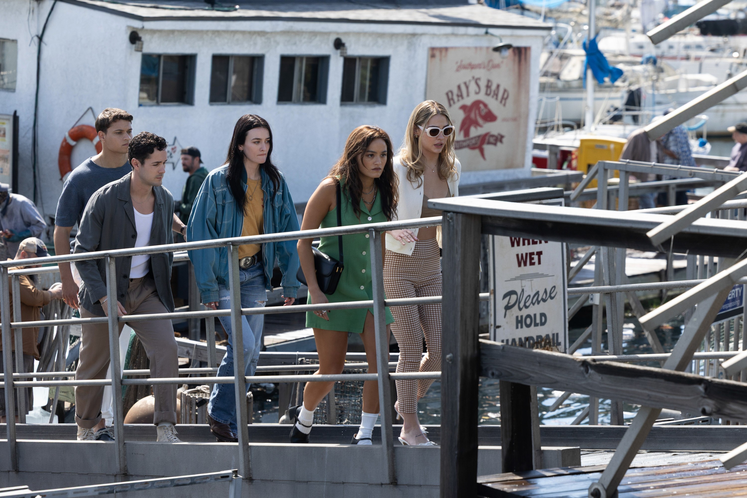 I KNOW WHAT YOU DID LAST SUMMER, from left: Tariq Withers, Jonah Hauer-King, Sarah Pidgeon, Chase Sui Wonders, Madelyn Cline, 2025. ph: Matt Kennedy /© Columbia Pictures / courtesy Everett Collection