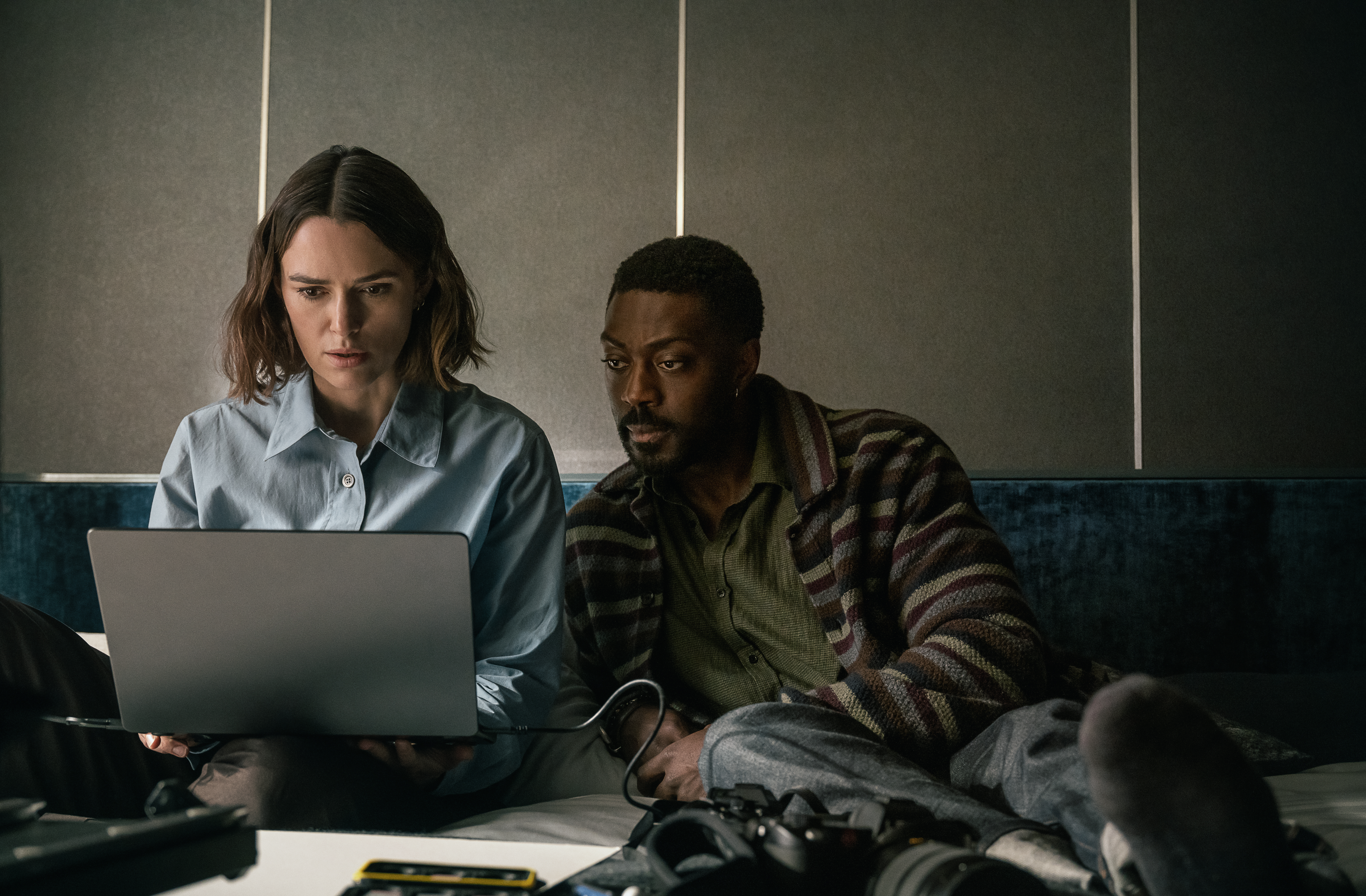 The Woman in Cabin 10. (L-R) Keira Knightley as Lo and Daniel Ings as Adam in The Woman in Cabin 10. Cr. Parisa Taghizadeh/Netflix © 2025