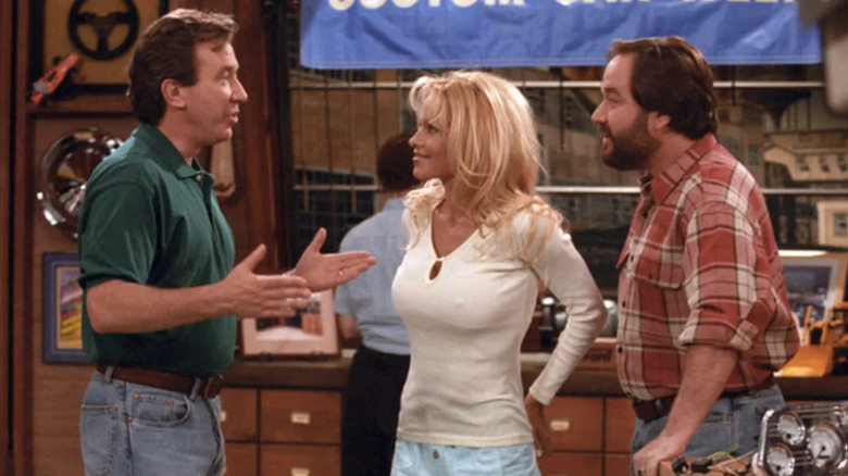 Tim and Al talk to Lisa on the set of "Tool Time" in "Home Improvement" (1991-1999)