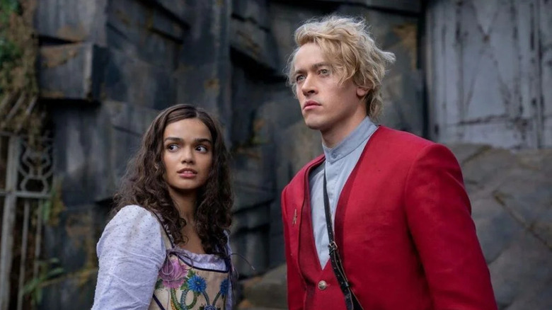 Lucy Gray Baird and Coriolanus looking at someone in Ballad of Songbirds and Snakes