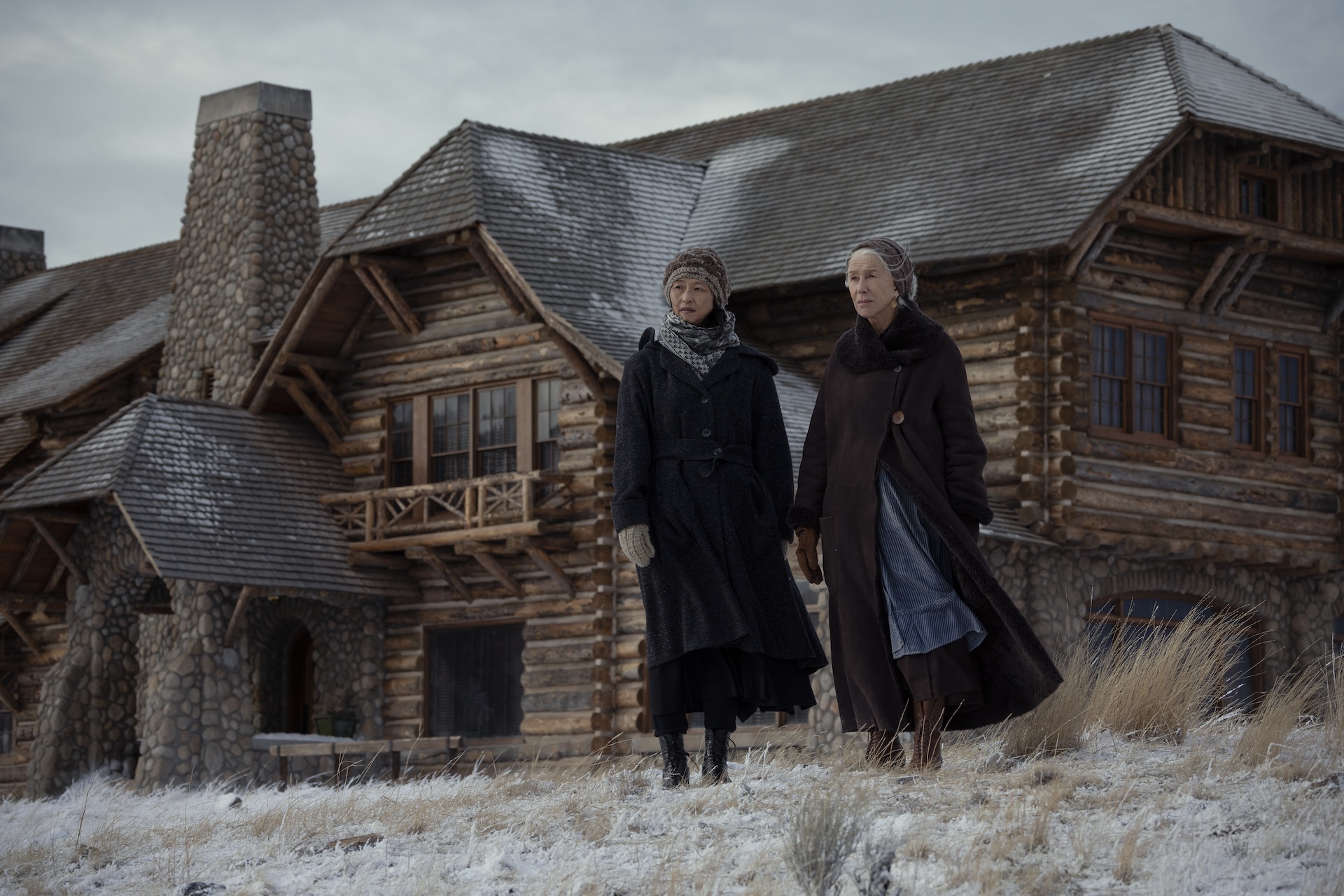 L to R Joy Osmanski as Alice Davis and Helen Mirren as Cara in season 2 , Episode 4 of 1923 streaming on Paramount+. Photo Credit:Trae Patton/Paramount+