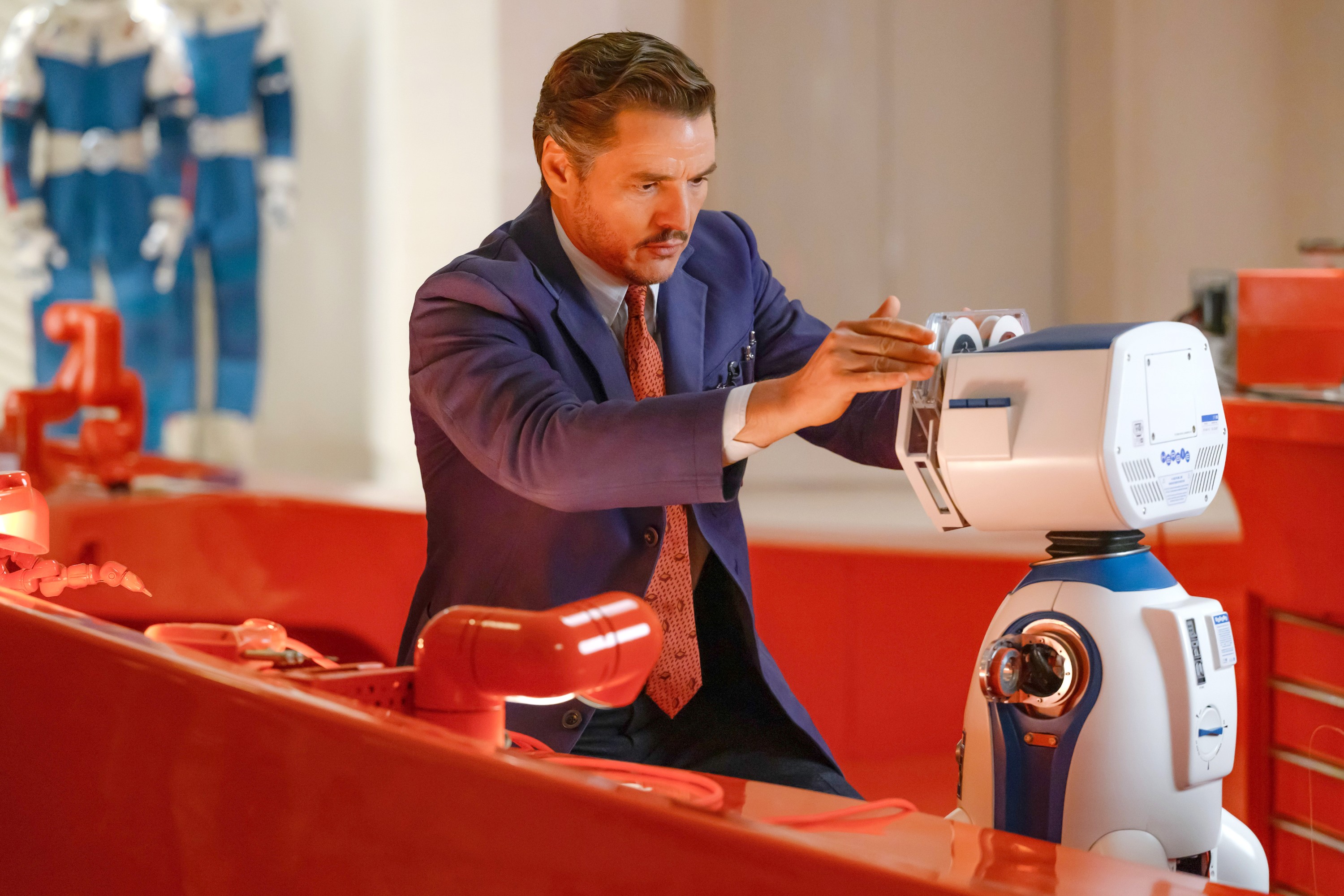 THE FANTASTIC FOUR: FIRST STEPS, (aka THE FANTASTIC FOUR), from left: Pedro Pascal as Reed Richards/Mister Fantastic, H.E.R.B.I.E. (voice: Jack Parker), 2025. ph: Jay Maidment / © Marvel / © Walt Disney Studios Motion Pictures / Courtesy Everett Collection