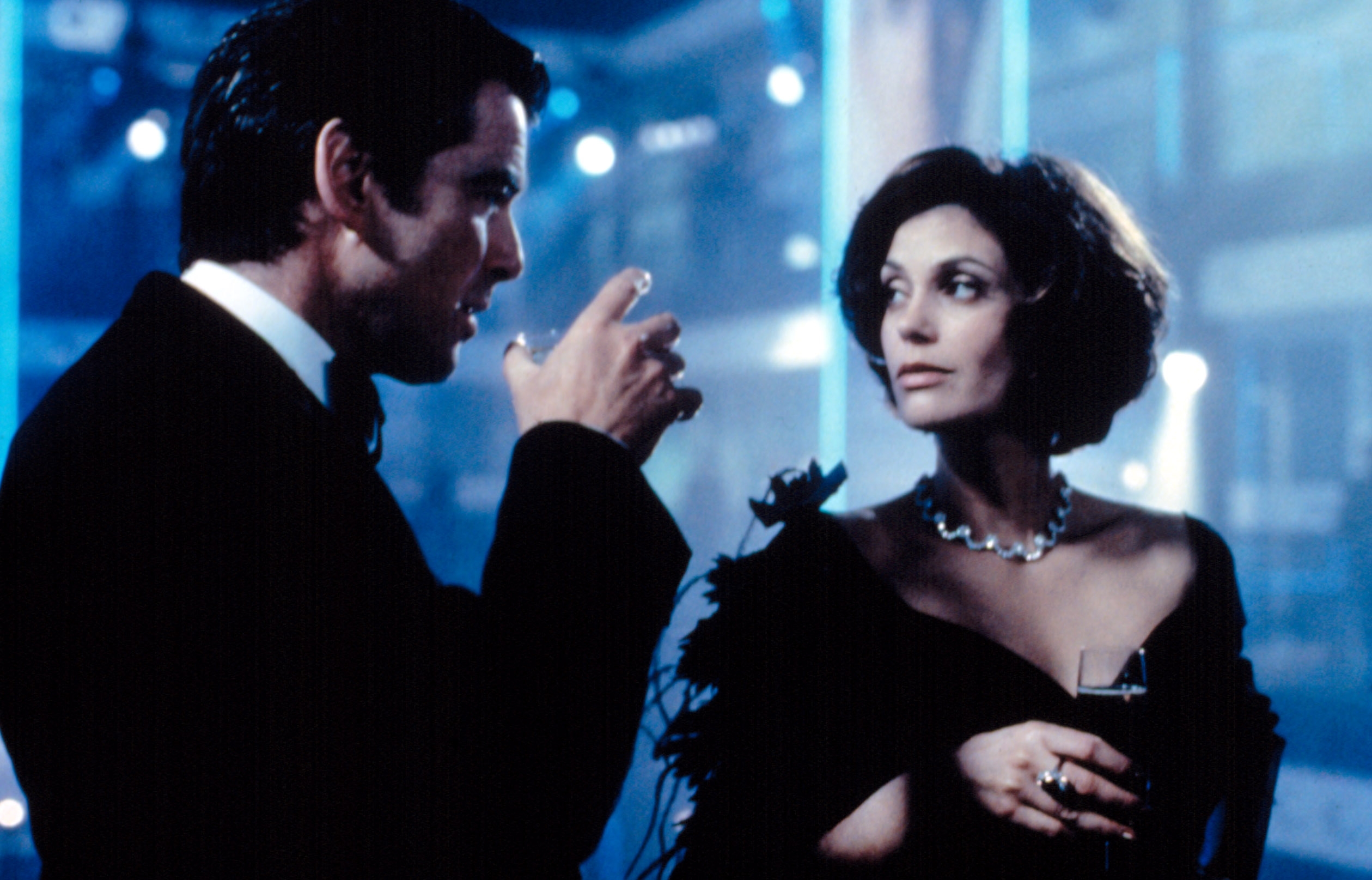 TOMORROW NEVER DIES, Pierce Brosnan, Teri Hatcher, 1997