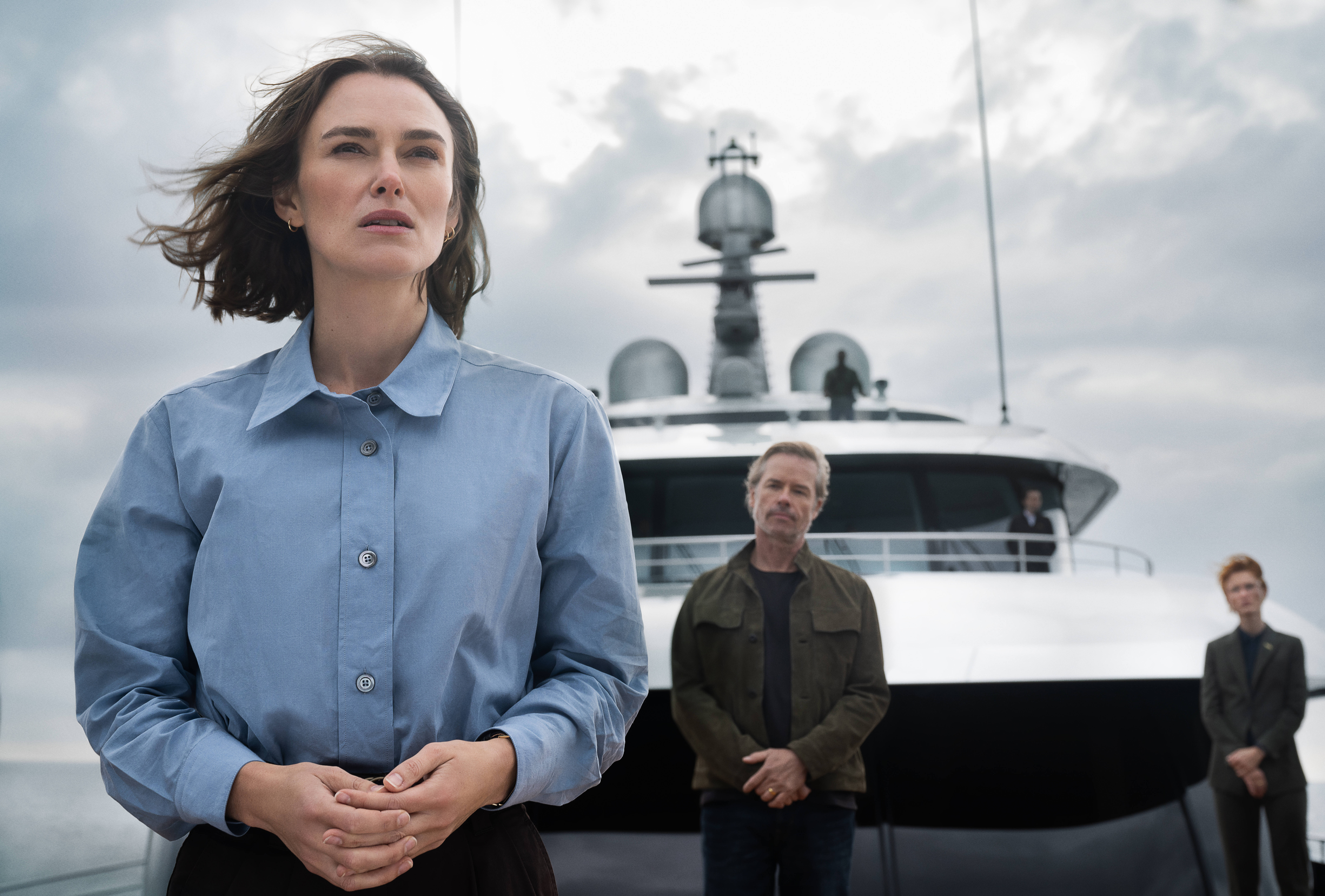 The Woman in Cabin 10. (L-R) Keira Knightley as Lo and Guy Pearce as Bullmer in The Woman in Cabin 10. Cr. Parisa Taghizadeh/Netflix © 2025
