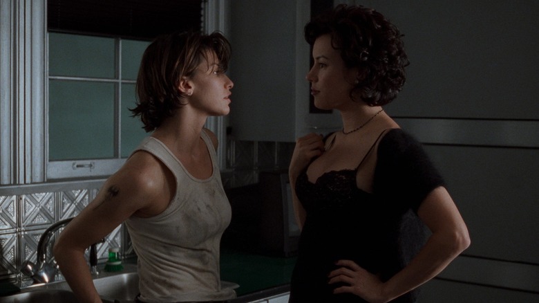 Violet and Corky stare into each others' eyes in Bound (1996)