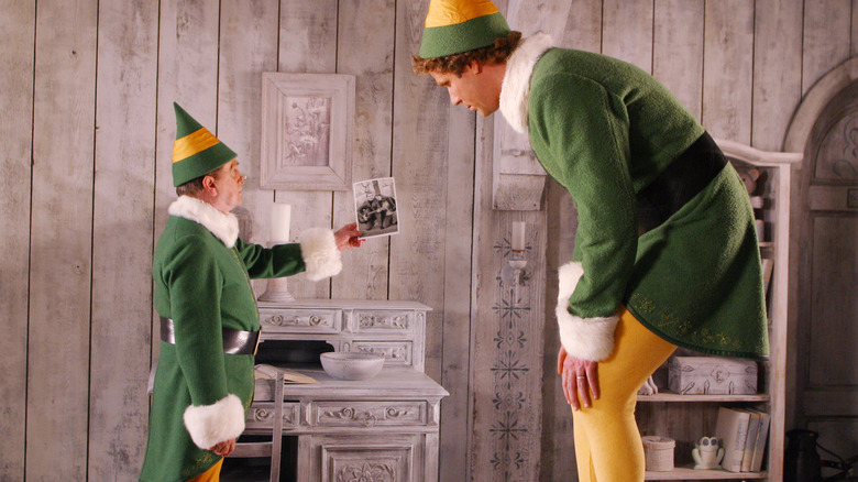 Papa Elf shows Buddy a photo in Elf (2003)
