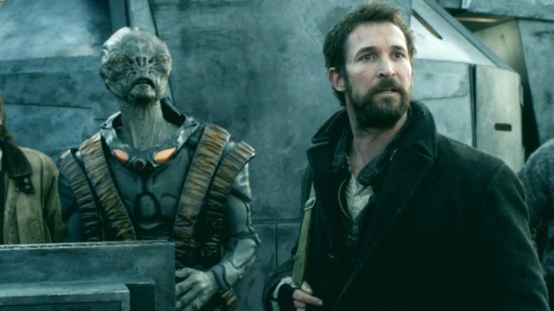 Tom Mason and an alien looking up in "Falling Skies"