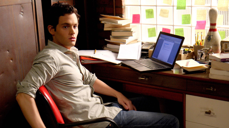 Dan and a computer in "Gossip Girl"