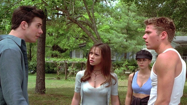 Cast of the original I Know What You Did Last Summer (1997) arguing in a yard
