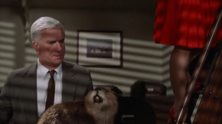 Frank Drebin and a beaver in "Naked Gun" (1988)
