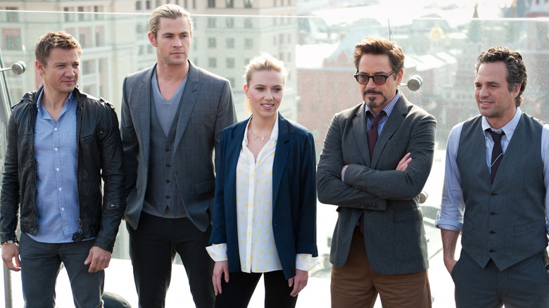 Robert John Downey Jr., Mark Ruffalo, Scarlett Johansson, Chris Hemsworth, Jeremy Lee Renner posing on roof at Moscow Avengers premiere (2012)