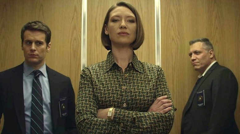 Holden, Wendy, and Bill standing in elevator in Mindhunter (2017)