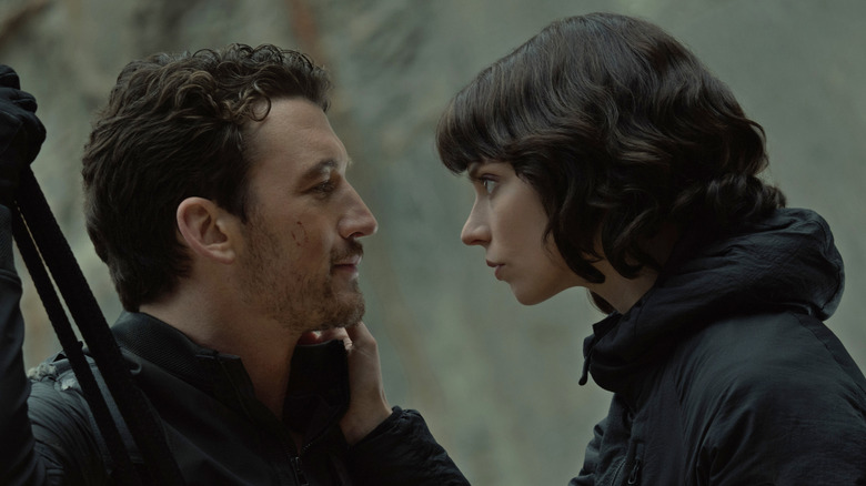 Levi and Drasa looking at each other in "The Gorge" (2025)