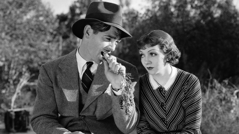 Peter eating a carrot next to Ellie in It Happened One Night
