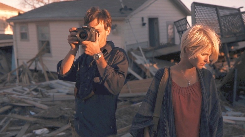 Andrew and Samantha stand outside a destroyed house in "Monsters" (2010)