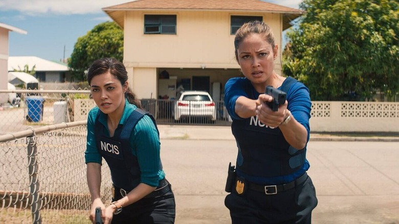 Jane and Kate draw their guns at a crime scene in "NCIS: Hawai'i" (2021-2024)