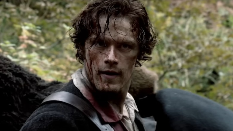 Jamie with muddy face in Outlander (2014)