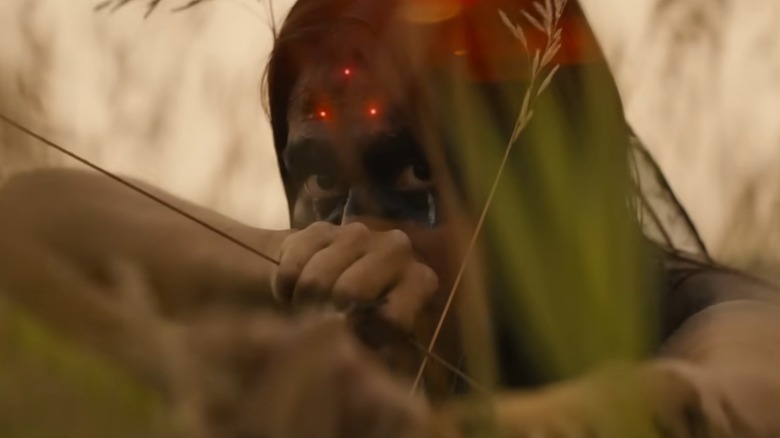 Predator lasers on Naru's forehead in Prey (2022)