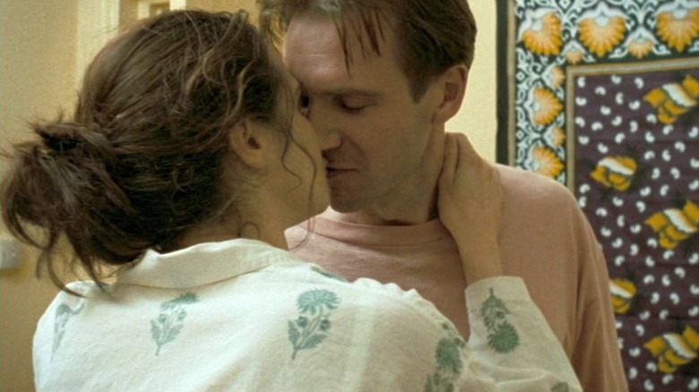 Quayle kisses Tessa in The Constant Gardener (2005)