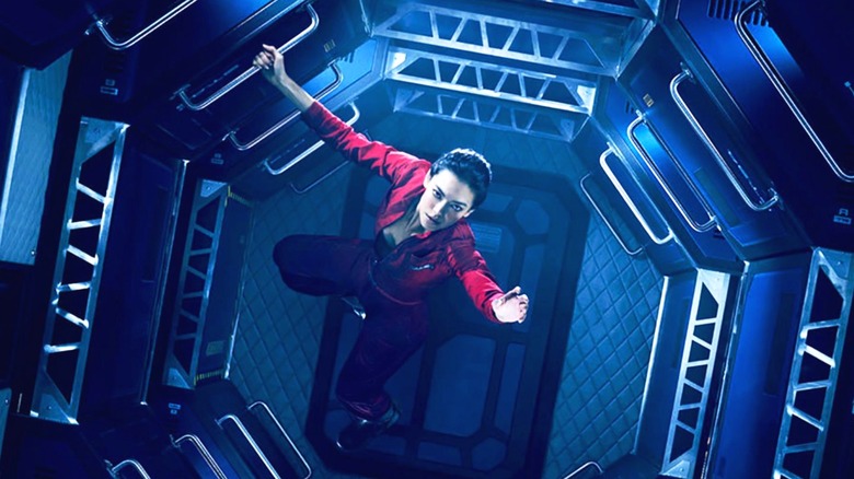 Juliette Mao moving through a corridor in zero G in "The Expanse"