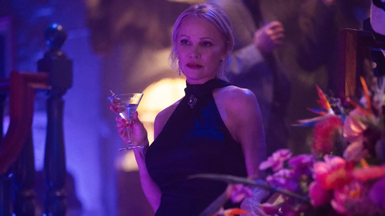 Beth in a jazz club in "The Naked Gun" (2025)
