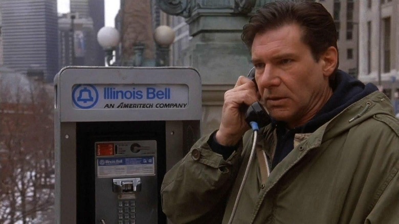 Kimble talks on a pay phone in Chicago in The Fugitive (1993)