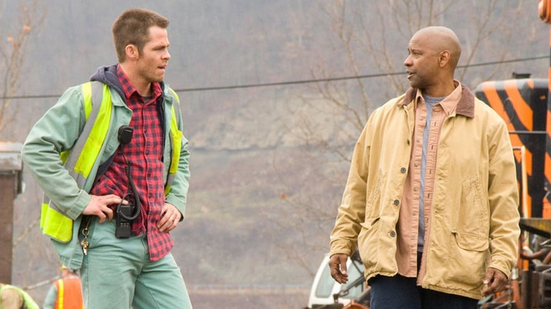 Frank talks to Will in a train yard in "Unstoppable" (2010)