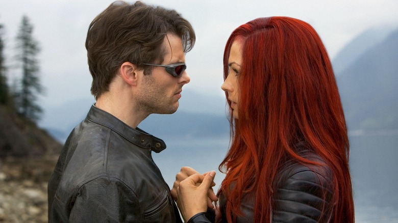 Cyclops and Jean Grey embracing in X-Men: The Last Stand