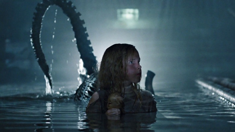 Newt in front of a Xenomorph in Aliens